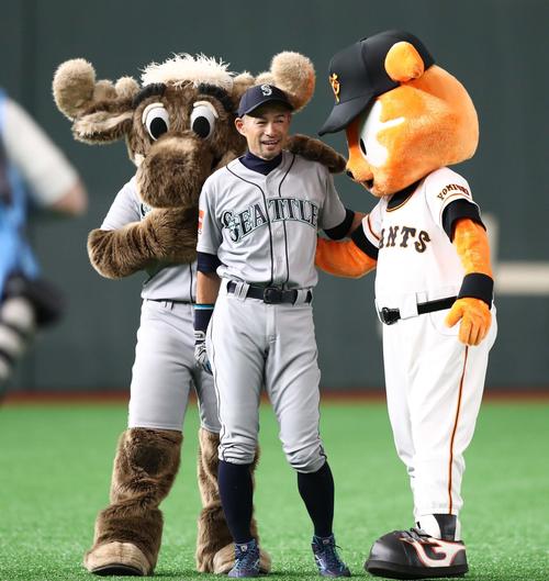 巨人対マリナーズ 両チームのマスコットと記念撮影するイチロー(撮影・黒川智章)