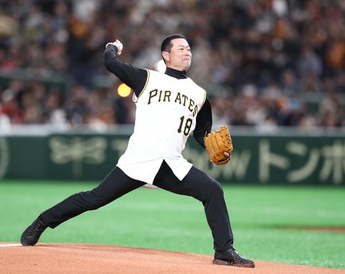 巨人対マリナーズ 始球式を努める桑田氏(撮影・黒川智章)