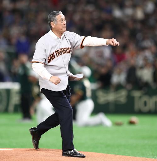 日本ハム対アスレチックス 始球式を努める村上雅則氏 (撮影・黒川智章)