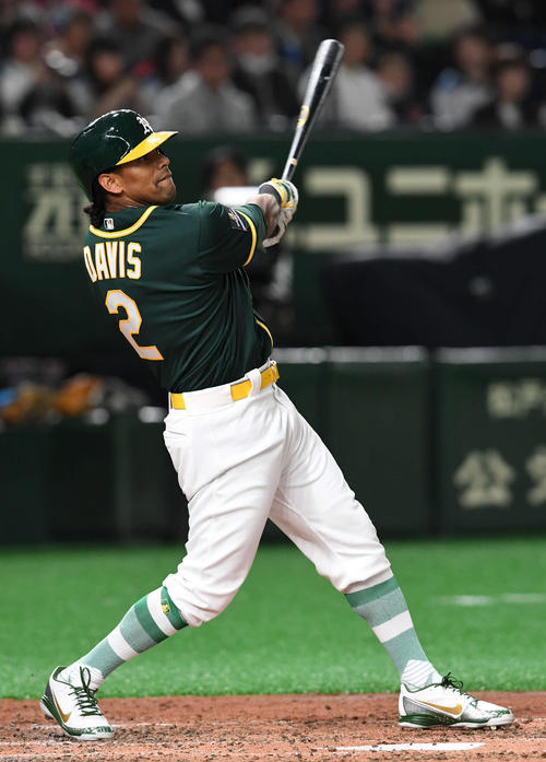 日本ハム対アスレチックス 3回表アスレチックス無死一、三塁、デービスは右翼へ適時二塁打を放つ(撮影・山崎安昭)