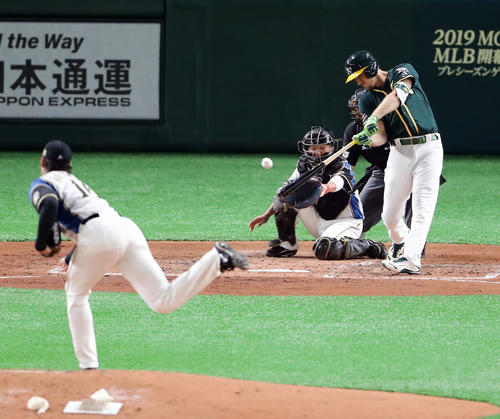 日本ハム対アスレチックス 3回表アスレチックス無死二、三塁、ピスコッティは右前適時打を放つ。投手有原(撮影・浅見桂子)