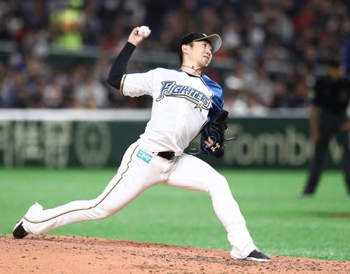日本ハム対アスレチックス 4回から登板の金子(撮影・黒川智章)