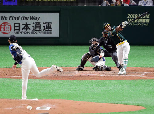 日本ハム対アスレチックス 5回表アスレチックス無死、デービスを空振り三振に仕留める金子(撮影・浅見桂子)