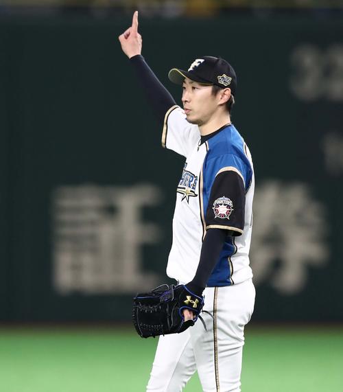 日本ハム対アスレチックス 6回表アスレチックス無死、ハンドリーを右飛に抑える金子(撮影・黒川智章)