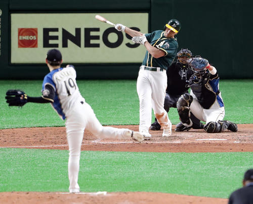 日本ハム対アスレチックス 6回表アスレチックス2死一塁、オルソンを空振り三振に仕留める金子(撮影・浅見桂子)