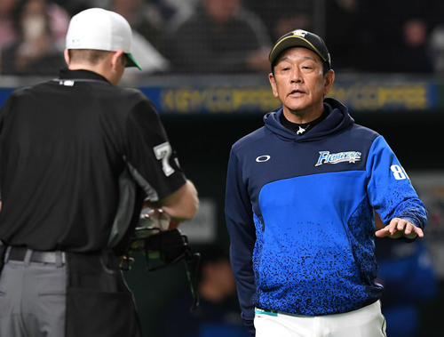 日本ハム対アスレチックス 選手交代を告げる日本ハム栗山監督(撮影・山崎安昭)