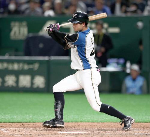 日本ハム対アスレチックス 7回裏日本ハム2死二塁、中前適時打を放つ浅間(撮影・黒川智章)