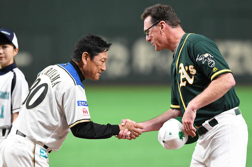 日本ハム対アスレチックス 試合前に握手する栗山監督とメルビン監督(撮影・山崎安昭)