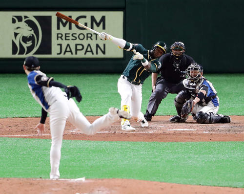 日本ハム対アスレチックス 7回表アスレチックス無死一、二塁、プロファーを空振り三振に仕留める金子(撮影・浅見桂子)