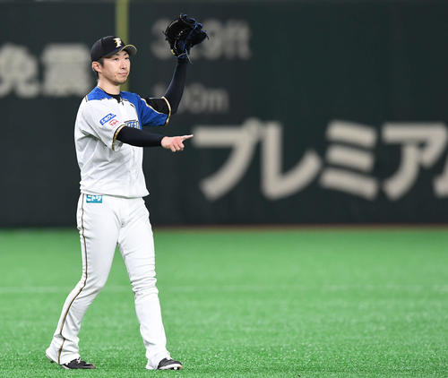 日本ハム対アスレチックス アウトカウントを確認する日本ハム金子(撮影・山崎安昭)