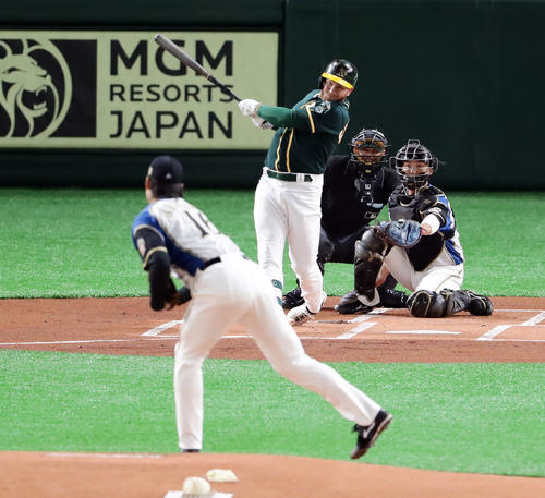 日本ハム対アスレチックス 1回表アスレチックス無死、グロスマンは三塁打を放つ。投手有原(撮影・浅見桂子)