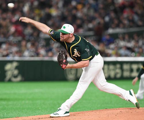 日本ハム対アスレチックス 力投するアスレチックス先発のヘンドリックス(撮影・山崎安昭)