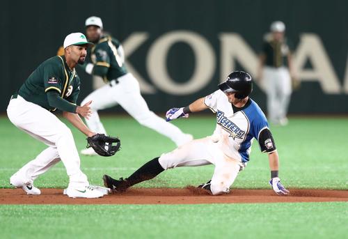 日本ハム対アスレチックス 1回裏日本ハム2死一塁、盗塁を決める大田(撮影・黒川智章)