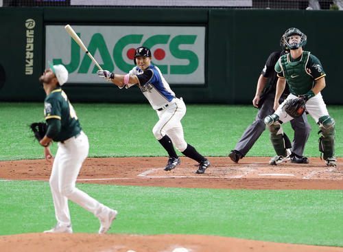 日本ハム対アスレチックス 2回裏日本ハム2死、田中賢は右二塁打を放つ。投手ソリア(撮影・浅見桂子)