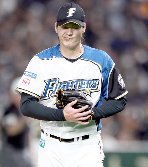 日本ハム対アスレチックス 3回に3失点し顔をゆがめる有原(撮影・黒川智章)