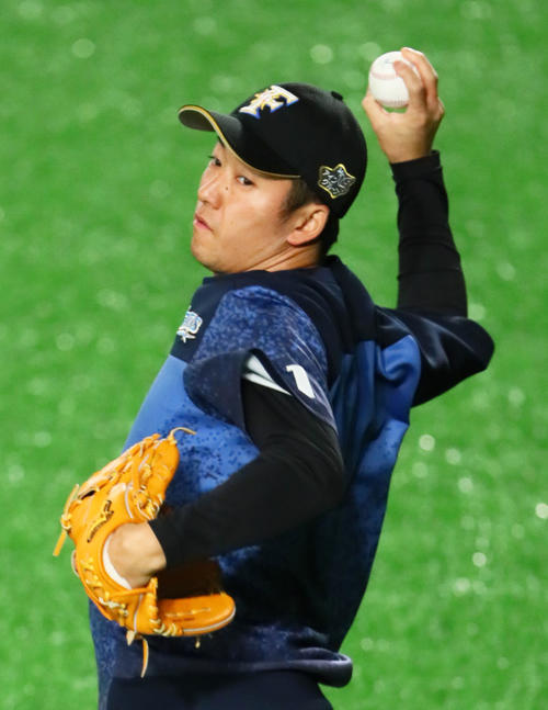 試合前、キャッチボールする日本ハム斎藤(撮影・足立雅史)
