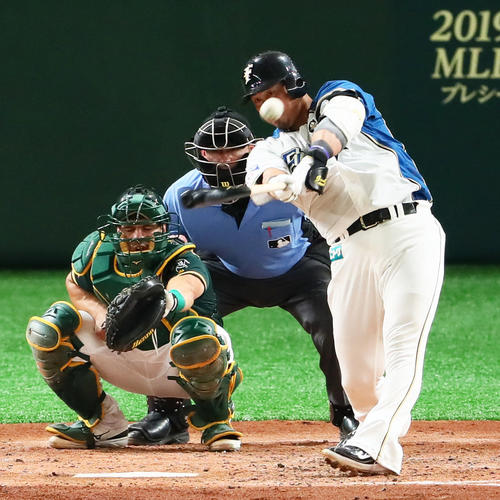 日本ハム対アスレチックス 4回裏日本ハム無死、左翼へヒットを放つ中田(撮影・足立雅史)