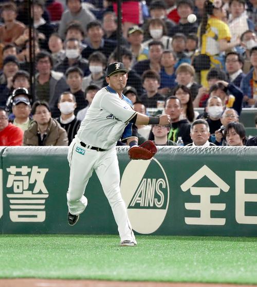日本ハム対アスレチックス 4回表アスレチックス2死一塁、失策の間に本塁に突入するセミエンを本塁で刺す中田(撮影・黒川智章)