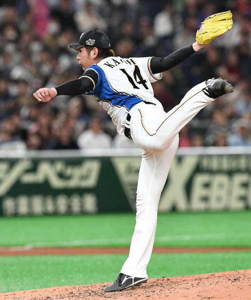 日本ハム対アスレチックス 日本ハム3番手で登板する加藤(撮影・山崎安昭)