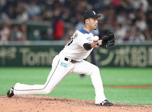 日本ハム対アスレチックス 6回に登板の秋吉(撮影・黒川智章)