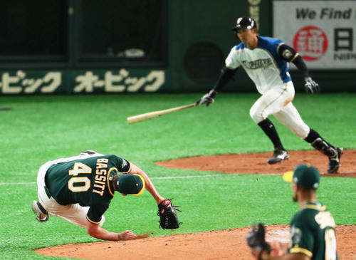 日本ハム対アスレチックス 6回裏日本ハム無死一塁、石井のライナーが足に当たり転倒するバジット(撮影・足立雅史)
