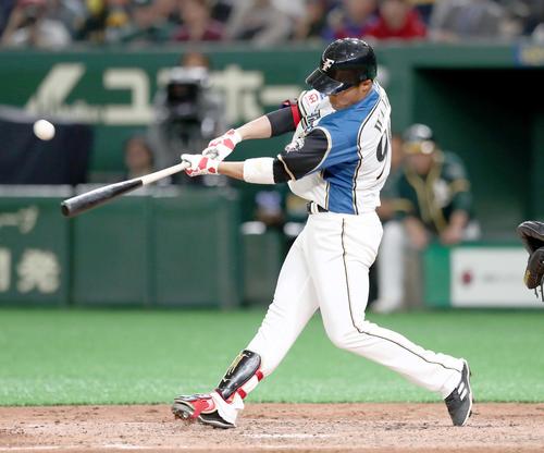 日本ハム対アスレチックス 6回裏日本ハム無死一、三塁、右越え適時二塁打を放つ王柏融(撮影・黒川智章)