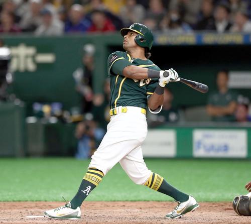 日本ハム対アスレチックス 9回表アスレチックス2死一、二塁、左越え3点本塁打を放つデービス(撮影・黒川智章)