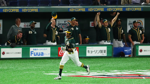 日本ハム対アスレチックス 9回表アスレチックス2死一、二塁、左越え3点本塁打を放ったデービス(撮影・足立雅史)