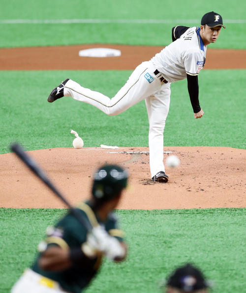 日本ハム対アスレチックス 1回表アスレチックス2死一塁、デービスに投げ込む日本ハム先発の斎藤(撮影・浅見桂子)