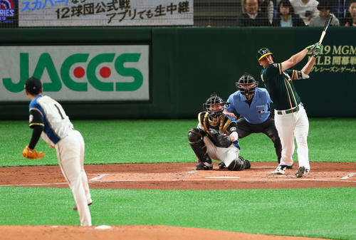 日本ハム対アスレチックス 2回表アスレチックス無死、ピスコティは左越え本塁打を放つ。投手斎藤(撮影・足立雅史)