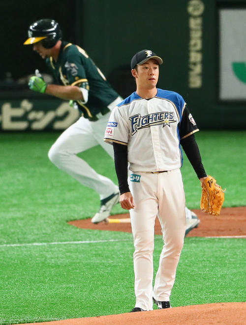 日本ハム対アスレチックス 2回表、ピスコティに左越え本塁打を浴びる斎藤(撮影・足立雅史)