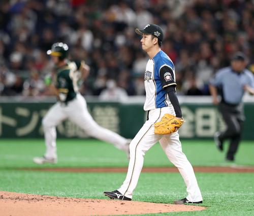 日本ハム対アスレチックス 2回表アスレチックス無死、ピスコティに本塁打を浴びる斎藤(撮影・黒川智章)