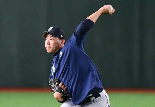 巨人対マリナーズ キャッチボールする菊池(撮影・黒川智章)