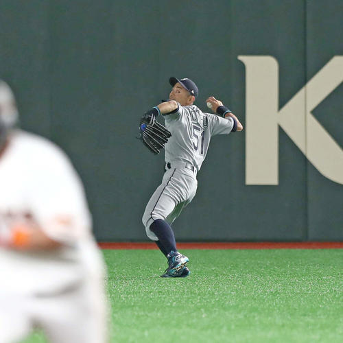 巨人対マリナーズ 3回裏巨人無死二塁、田中俊の右飛でイチローは三塁に素早く送球し走者を二塁に釘付けにする(撮影・黒川智章)