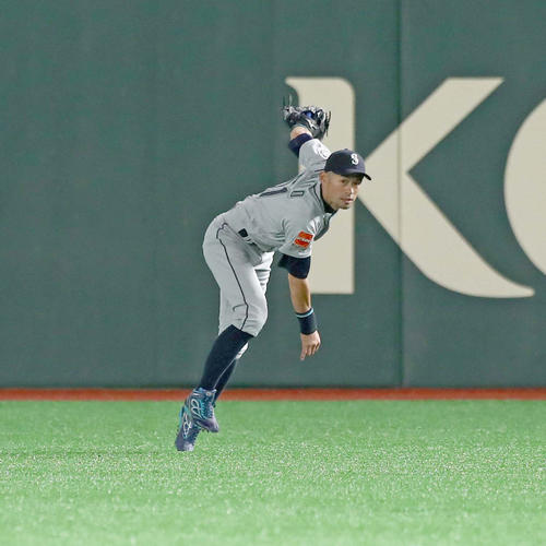 巨人対マリナーズ 3回裏巨人無死二塁、田中俊の右飛でイチローは三塁に素早く送球し走者を二塁に釘付けにする(撮影・黒川智章)