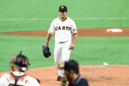 巨人対マリナーズ 5回表マリナーズ1死二、三塁、イチローを見逃し三振に仕留めた戸根は口をかみしめる(撮影・浅見桂子)