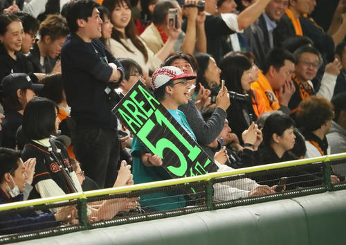 巨人対マリナーズ 右翼スタンドから打席のイチローに声援を送るエイミーさん(撮影・足立雅史)