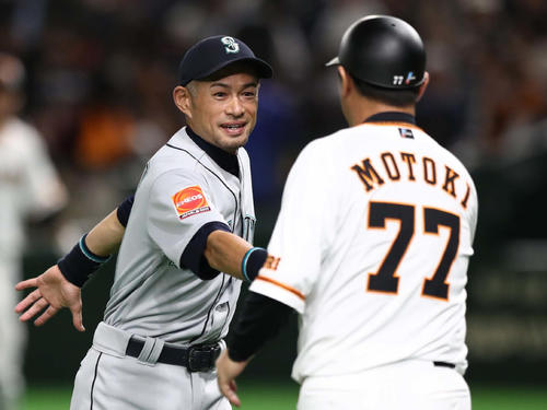 巨人対マリナーズ 試合後、元木コーチと握手するイチロー(撮影・黒川智章)