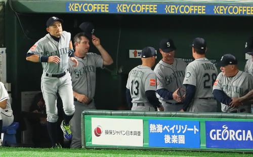 巨人対マリナーズ 試合に勝利し真っ先にベンチから飛び出すマリナーズのイチロー(左端)(撮影・足立雅史)