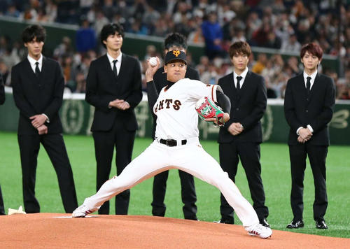 巨人対マリナーズ 始球式を努める関口メンディー(撮影・黒川智章)
