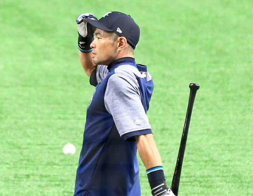 アスレチックス対マリナーズ 試合前の打撃練習を行うマリナーズ・イチロー(撮影・江口和貴)