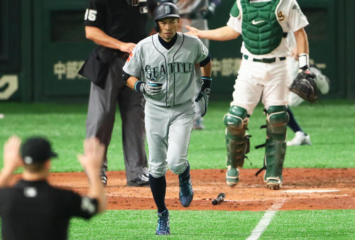 アスレチックス対マリナーズ 4回表マリナーズ無死一塁、イチローは四球で出塁する(撮影・足立雅史)