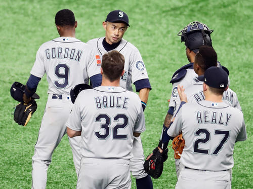 イチローは交代を告げられ選手らに拍手で迎えられながら抱擁してベンチに引き揚げる(撮影・浅見桂子)