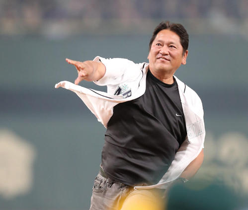 アスレチックス対マリナーズ 始球式で投球する佐々木主浩氏(撮影・林敏行)