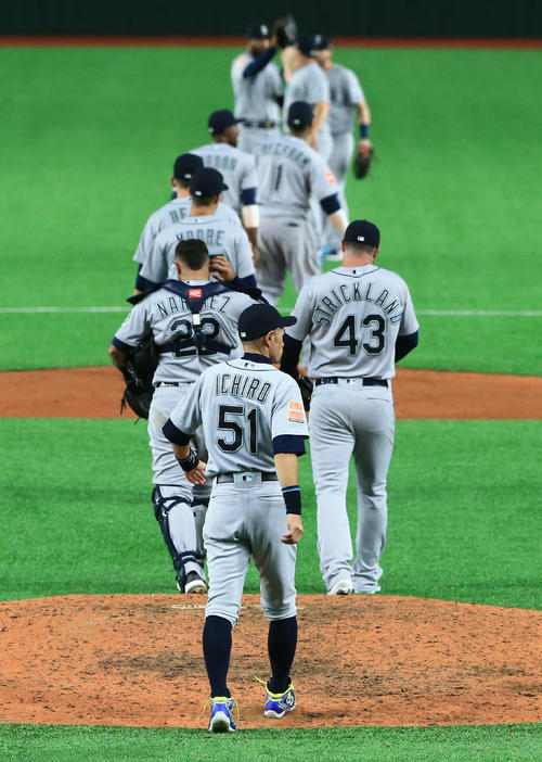 アスレチックス対マリナーズ 開幕戦に勝利しマリナーズナインとのタッチへ向かうイチロー(手前)(撮影・江口和貴)
