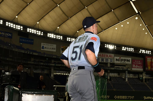 試合前の記念撮影でグラウンドに入るマリナーズのイチロー(撮影・滝沢徹郎)
