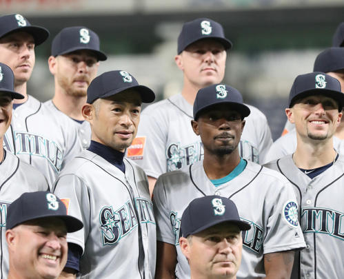 記念撮影におさまるイチロー(中列左)らマリナーズの選手たち(撮影・林敏行)