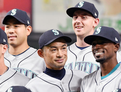 試合前の記念撮影で笑顔のマリナーズのイチロー(手前左)。奥左は菊池(撮影・滝沢徹郎)