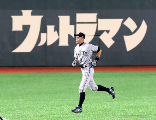 アスレチックス対マリナーズ 試合前、ウオーミングアップを行うマリナーズ・イチロー(撮影・江口和貴)