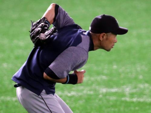 アスレチックス対マリナーズ 試合前の練習で背面キャッチをするイチロー(撮影・狩俣裕三)